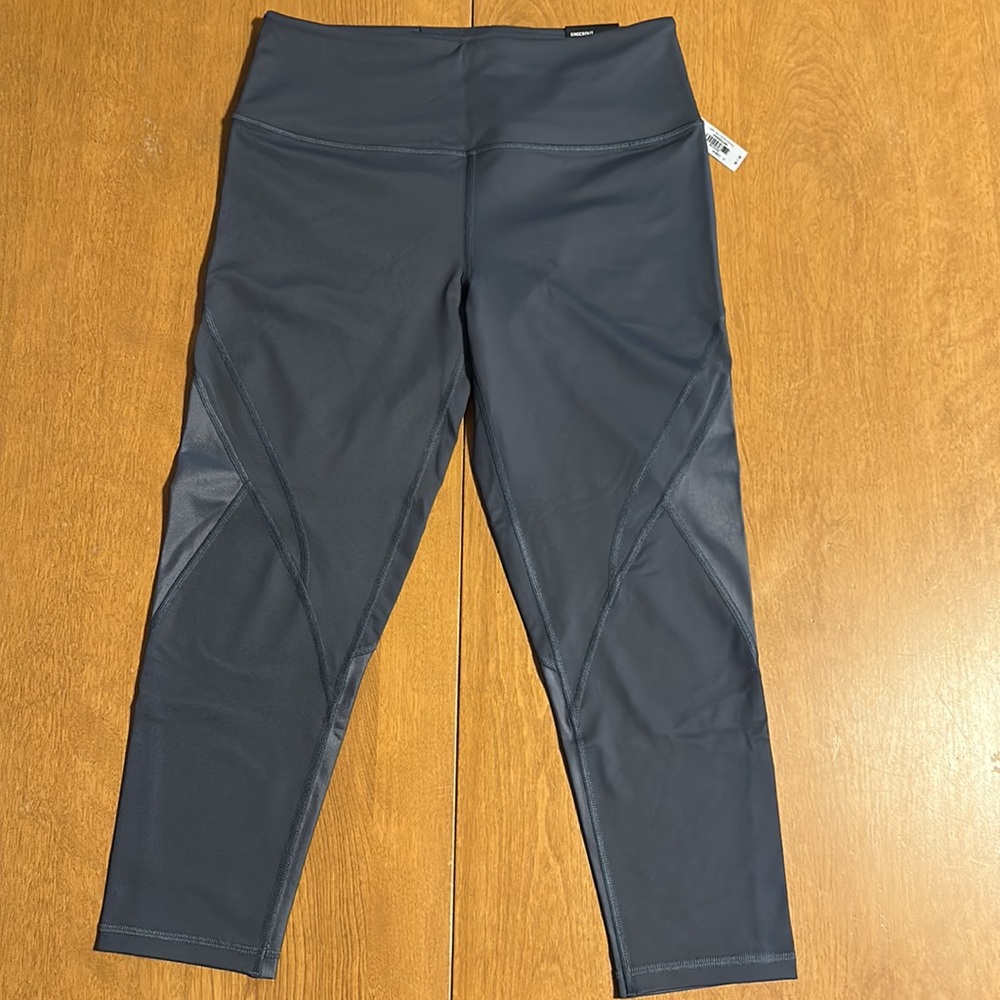 Victoria Secret Sport Knockout Capri Leggings Gray Medium